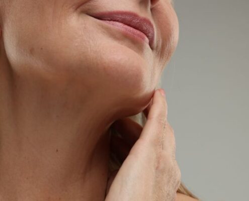 Lineamenti del viso definiti e volume naturale