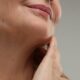 Lineamenti del viso definiti e volume naturale