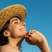 Acido ialuronico e skincare estiva idratazione e pelle radiosa