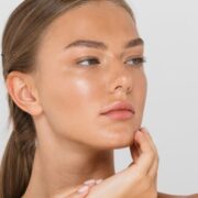 Acido ialuronico per gli zigomi il trattamento soft dai risultati naturali